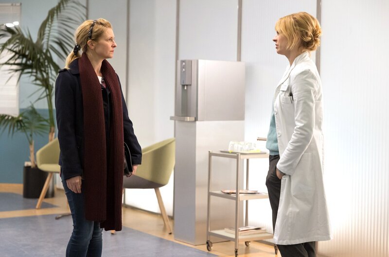 Dr. Ina Schulte (Isabell Gerschke) und Dr. Philipp Brentano (Thomas Koch) haben gerade erfahren, dass Sarah Marquardt und Philipps Frau Arzu mit einer Hochschwangeren im Fahrstuhl stecken geblieben sind. – Bild: MDR/​Saxonia Media/​Rudolf Wernicke
