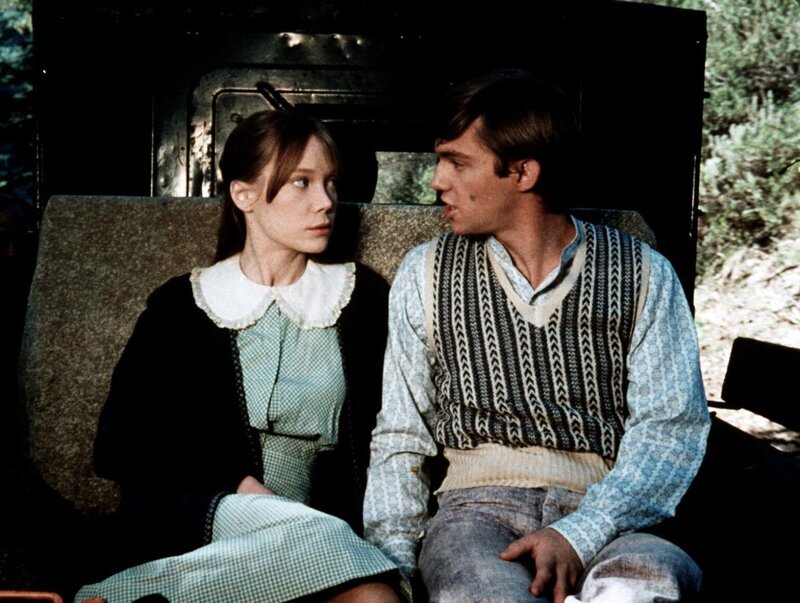 John-Boy (Richard Thomas, r.) ist mit Sarah Jane Simmons (Sissy Spacek, l.) auf dem Weg ins Kino … – Bild: Sat.1 Gold