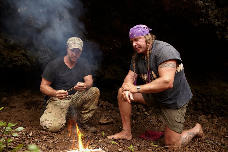Joe Teti and Cody Lundin at camp starting a fire with 2-half pieces of bamboo, Maui, Hawaii. – Bild: Discovery Networks