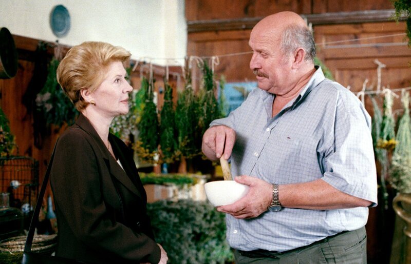 Julia Laubach informiert Karl Wendlinger über die Anzeige betreffend Kurpfuscherei gegen ihn (v.li.: Christiane Hörbiger, Anton Pointecker). – Bild: ORF/​Petro Domenigg