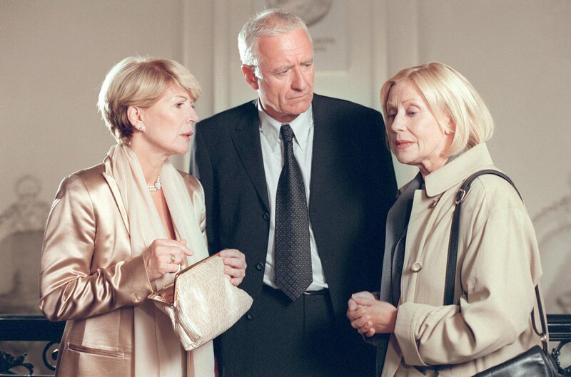 Barbara Demmerlein stört Julia und Arthur im Konzert (v.li.: Christiane Hörbiger, Peter Bongartz, Johanna Mertinz). – Bild: ORF/​Petro Domenigg