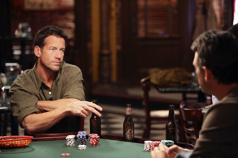 Pokern um Susan: Mike (James Denton, l.) und Ian (Dougray Scott, r.) … – Bild: Danny Feld