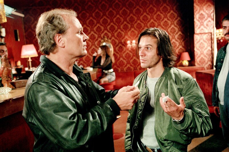 Heinz Strubreiter wird bei der Razzia festgenommen (v.li.: Michael König, Johannes Nikolussi). – Bild: ORF III