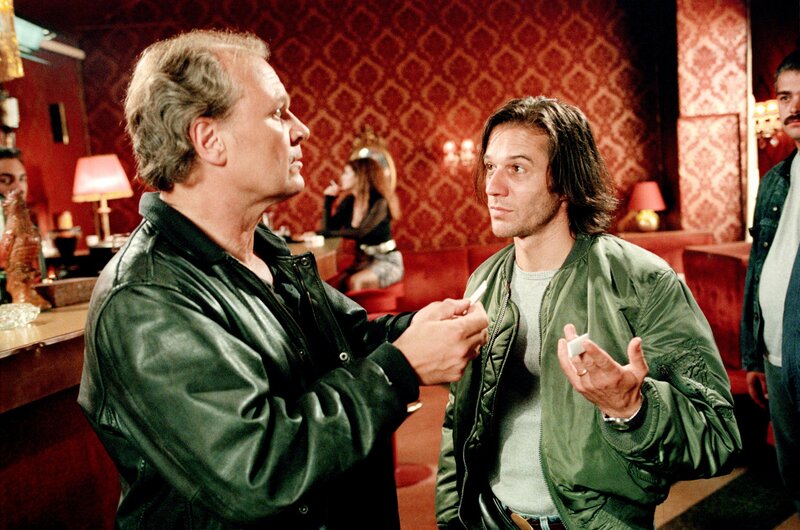 Heinz Strubreiter wird bei der Razzia festgenommen (v.li.: Michael König, Johannes Nikolussi). – Bild: ORF III