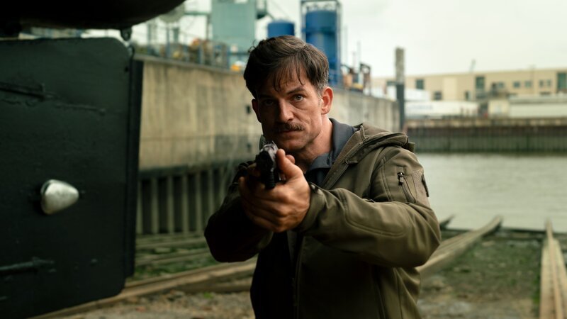 Hauptkommissar Thomas Beikamp (Torben Liebrecht) nimmt die Verfolgung von Rainer Moldau auf. – Bild: ZDF und Christine Schroeder