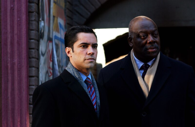 Arbeiten an einem noch ungelösten Fall: Will (Thom Barry, r.) und Scott (Danny Pino, l.) … – Bild: Sat.1 Gold