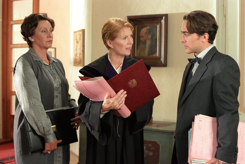 Julia bespricht mit dem jungen Kollegen einen Fall (v.li.: Herta Schell, Christiane Hörbiger, Alexander Pschill). – Bild: ORF III