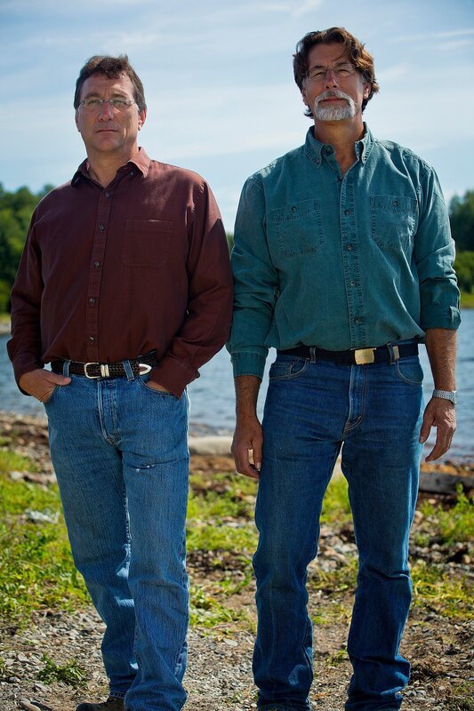 Wollen seit ihrer Kindheit das Geheimnis von „Oak Island“ entschlüsseln: die Brüder Marty (l.) und Rick Lagina (r.) aus Nord-Michigan … – Bild: History Channel