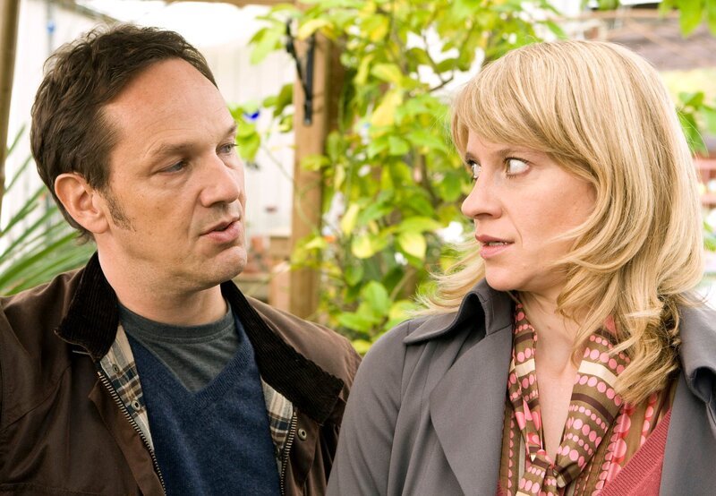 Da nicht eindeutig feststeht, in wessen Zuständigkeit der Mord in der Dümpelbacher Marienkapelle fällt, müssen Sophie Haas (Caroline Peters, r.) und Andreas Zielonka (Max Gertsch, l.) zähneknirschend zusammenarbeiten. – Bild: WDR/​ARD/​Frank Dicks