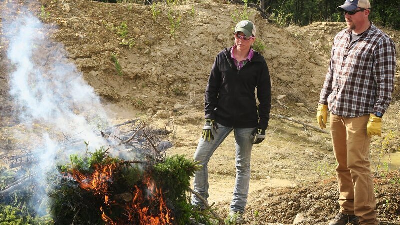 Kim and Case watching a burning bush. – Bild: DMAX