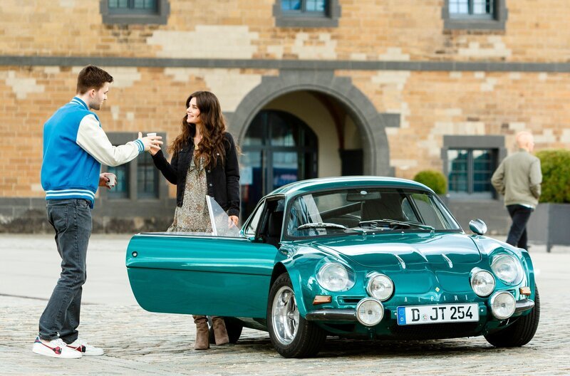 Influencerin Joyce Ilg (Joyce Ilg, r.) „herzt“ Maik Beisenheim (Patrick Mölleken, l.). – Bild: ARD/​Kai Schulz