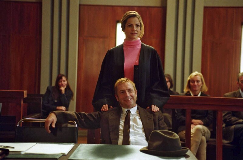 Sieht so ein Ver- bzw. Einbrecher aus? Sandra (Rebecca Immanuel, hinten) kann mit „windigen“ Argumenten das Gericht von der Unschuld ihres Mandanten Edgar Ulmer (Martin Semmelrogge, vorne) überzeugen. – Bild: SAT.1 /​ Hardy Spitz