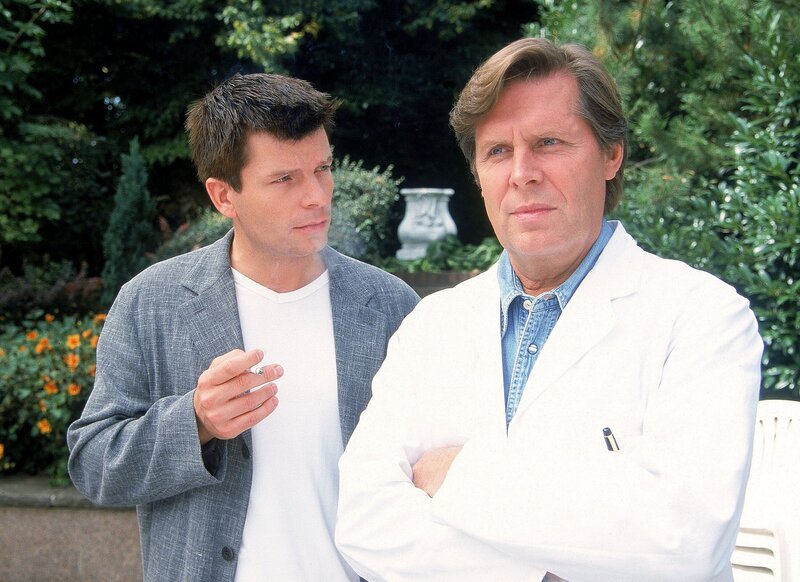 Sebastian von Kleritz (Nikolaus Gröbe) erzählt Dr. Stefan Frank (Sigmar Solbach), dass seine Mutter will, dass er eine Verlags-Mitarbeiterin heiratet und nicht weiss, dass Sebastian homosexuell ist. – Bild: RTLplus