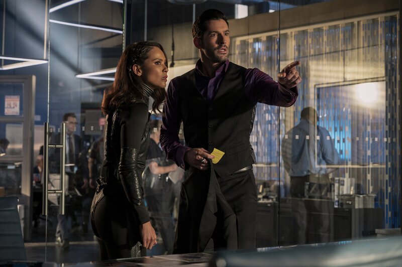 Mazikeen (Lesley-Ann Brandt, l.); Lucifer Morningstar (Tom Ellis, r.) – Bild: John P. Fleenor