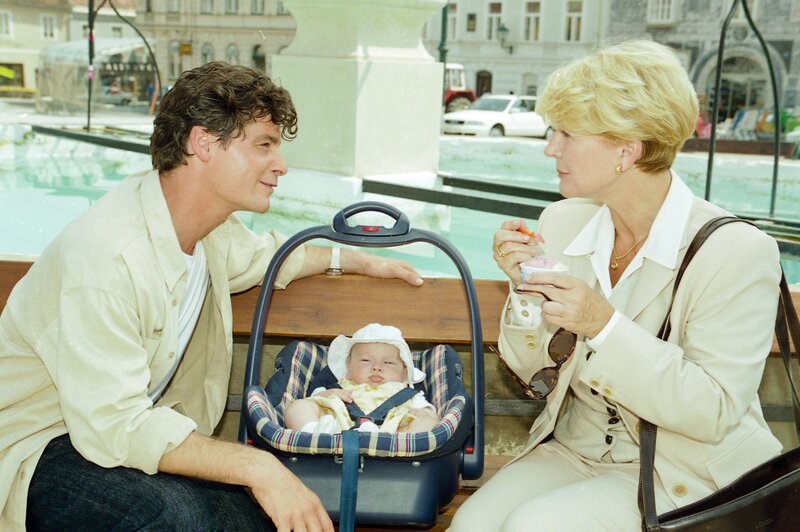 Julia kommt mit Maria-Anna aus dem Bezirksgericht und trifft Sebastian Reidinger, der nach langer Zeit wieder in Retz auf Besuch ist (v.li.: Fritz Karl, Christiane Hörbiger). – Bild: ORF III