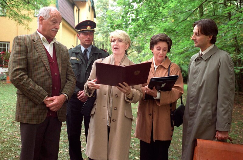 Das Biotop wird begutachtet (v.li.: Gerhard Dorfer, Klaus Ortner, Christiane Hörbiger, Hertha Schell, Nikolaus Kinsky). – Bild: ORF/​Petro Domenigg