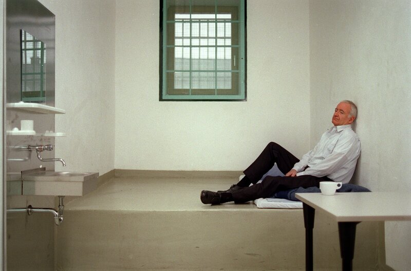 Arthur Laubach (Peter Bongartz) wurde in Beugehaft genommen. – Bild: ORF/​Dor-Film/​Petro Domenigg