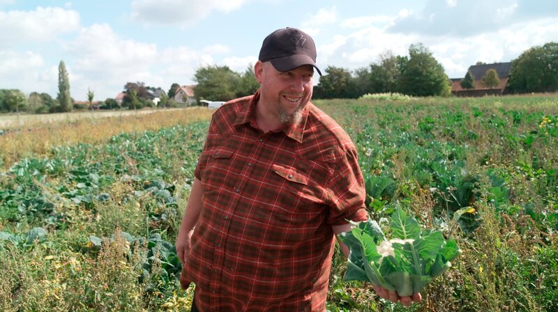 Helmut (46) ernet einen Blumenkohl. – Bild: WDR/​sagamedia