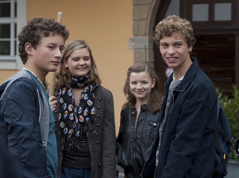 Tamas (Edzard Ehlre, 4.v.re.) und Sándor (Lennart König, li.) dürfen auf „Schloss Einstein“ bleiben. Feli (Sabrina Wollweber, 2.v.li.) und Ronja (Miriam Katzer, 3.v.li.) freuen sich. – Bild: MDR/​Anke Neugebauer