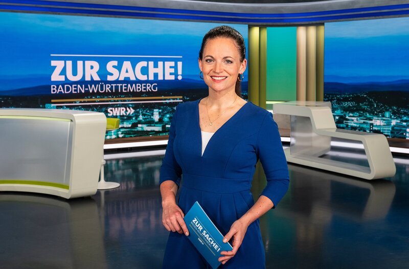 Moderatorin Alexandra Gondorf in der Mainstage. – Bild: SWR/​Patricia Neligan