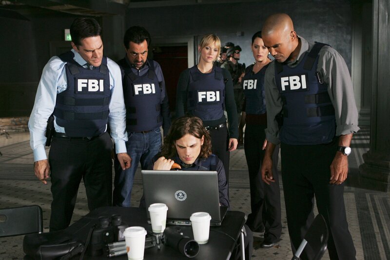 Versuchen mit Hochdruck, den Reaper George Foyet zu stoppen: Hotch (Thomas Gibson, l.), Rossi (Joe Mantegna, 2.v.l.), Reid (Matthew Gray Gubler, vorne), JJ (AJ Cook, M.), Prentiss (Paget Brewster, 2.v.r.) und Morgan (Shemar Moore, r.) … – Bild: CBS Broadcasting Inc.