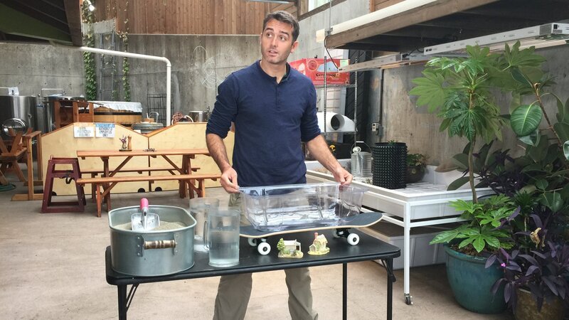 Rob preps for a liquefaction demonstration. – Bild: Discovery Communications/​Meryl Groff