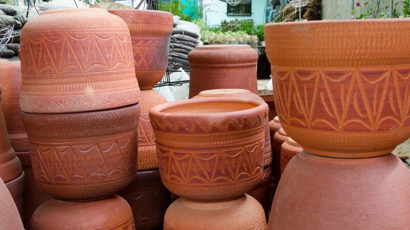 Terracota plant pots in greenhouse for sale – Bild: Not Released (NR)