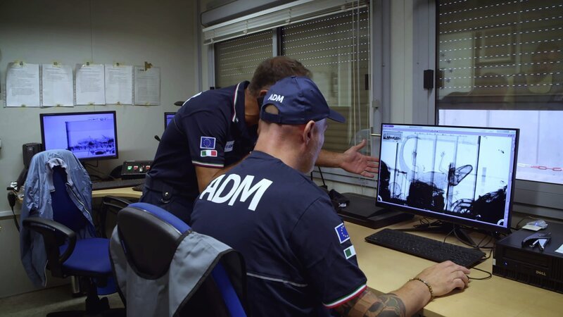 Border Control officers check the contents of the bag. – Bild: Warner Bros. Discovery