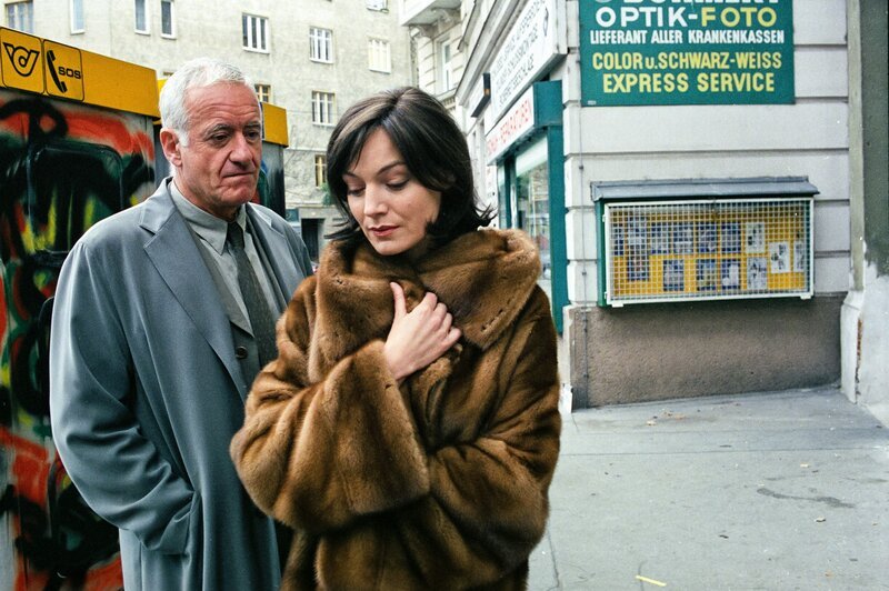 Arthur trifft Elke Torberg (v.li.: Peter Bongartz, Marion Mitterhammer). – Bild: ORF III