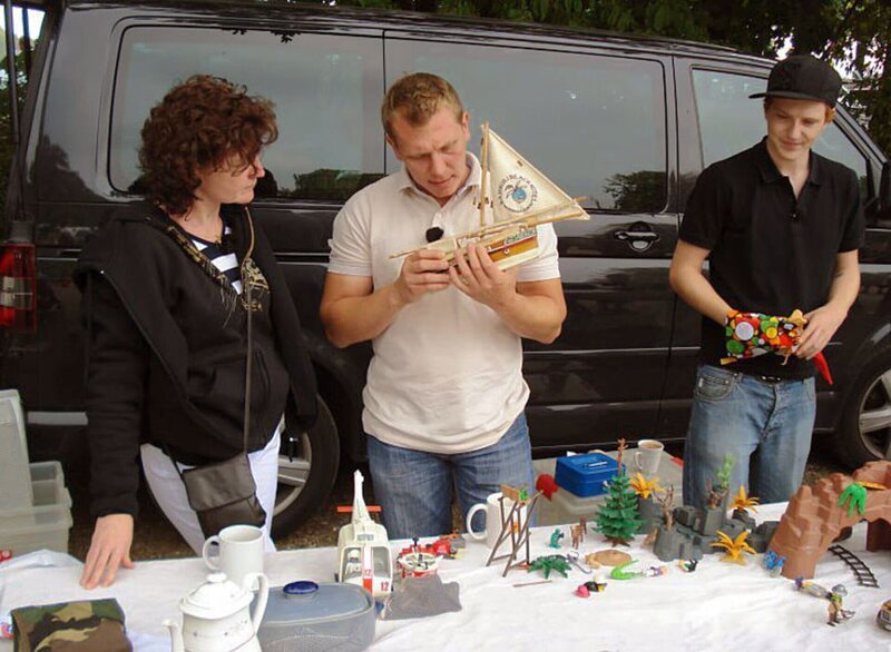 Otto Schulte will Andrea und ihrem Sohn Björn dabei helfen, die 130 m² große Wohnung zu räumen, um ein neues Leben in einer kleineren Bleibe zu starten. – Bild: RTL II