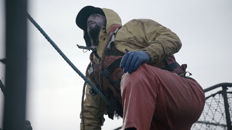 Wizard deckhand, Tyler Gateman positioned on top of the stack. – Bild: Discovery Communications