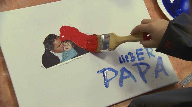 Abschied nehmen fällt schwer. Aber selbstgebastelte Erinnerungsstücke machen es leichter. – Bild: BR/​megaherz gmbh/​Hans-Florian Hopfner