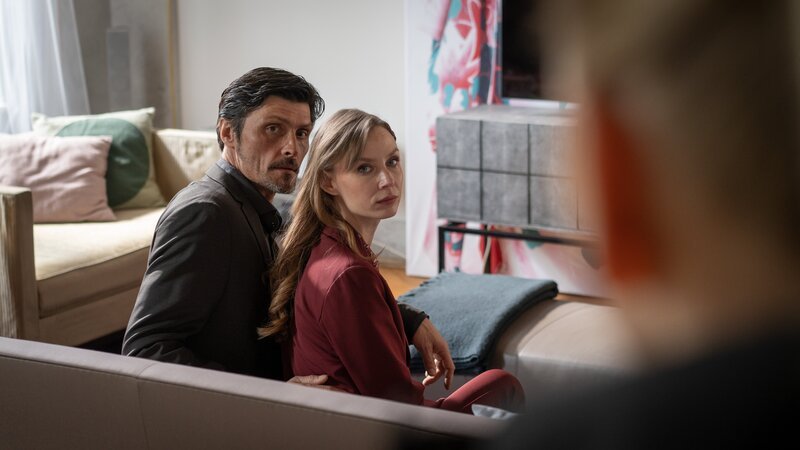 Nedjo Kristic (Stipe Erceg) tröstet Irina Kammgaardt (Masha Tokareva). – Bild: ZDF und Georges Pauly