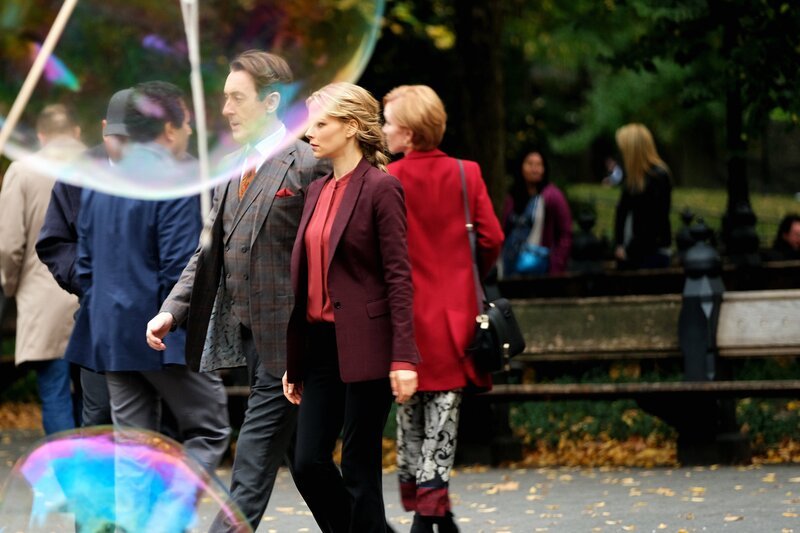 L-R: Dr. Dylan Reinhart (Alan Cumming), Lizzie Needham (Bojana Novakovic) – Bild: OPTN