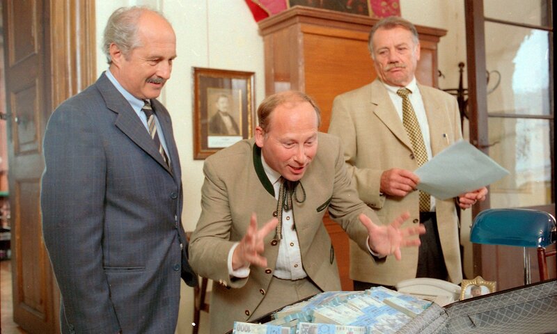 Die Gemeinde hat die Heilquelle von Albert Roland um 30 Millionen gekauft. Bürgermeister Reidinger und Leo Hübner übergeben das Geld (v.li.: Peter Uray, Peter Faerber, Franz Buchrieser). – Bild: ORF III