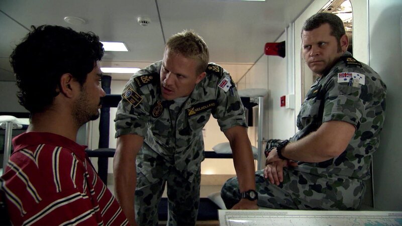 Conrad Coleby als Dylan ‚Dutchy‘ Mulholland (m.), John Batchelor als Chief Petty Officer Andy ‚Charge‘ T (r.). – Bild: Crime Time