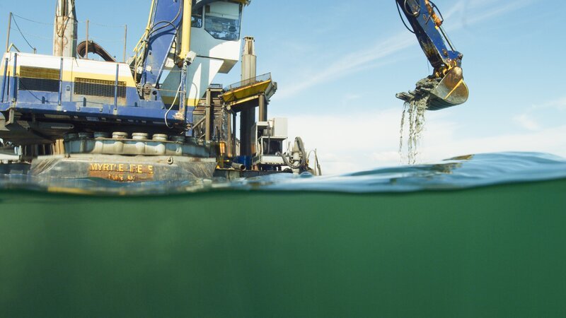 The Myrtle Irene clawing for gold. – Bild: Discovery Communications, LLC