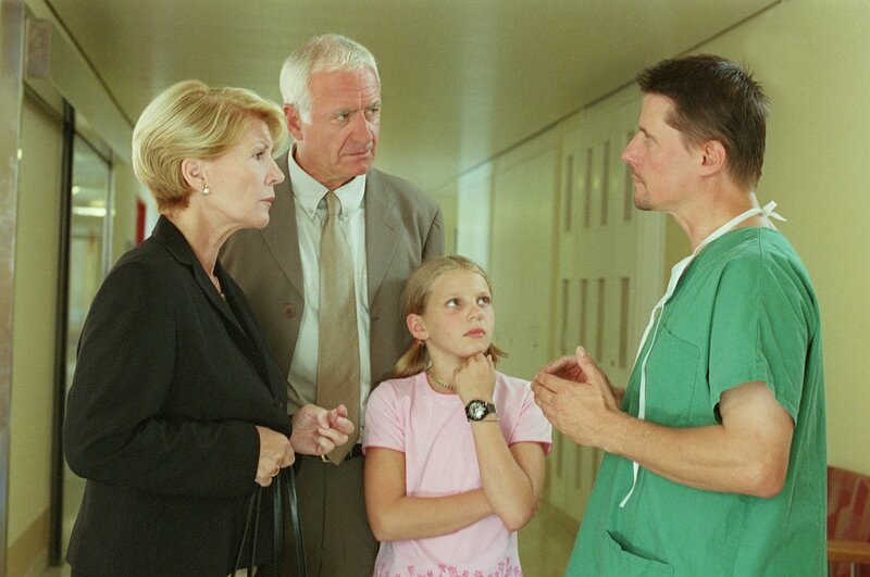 Julia, Arthur und Elisabeth im Gespräch mit dem Arzt. Seine Diagnose für Carlos: Rollstuhl (v.li.: Christiane Hörbiger, Peter Bongartz, Paula Polak, Christian Spatzek). – Bild: ORF III