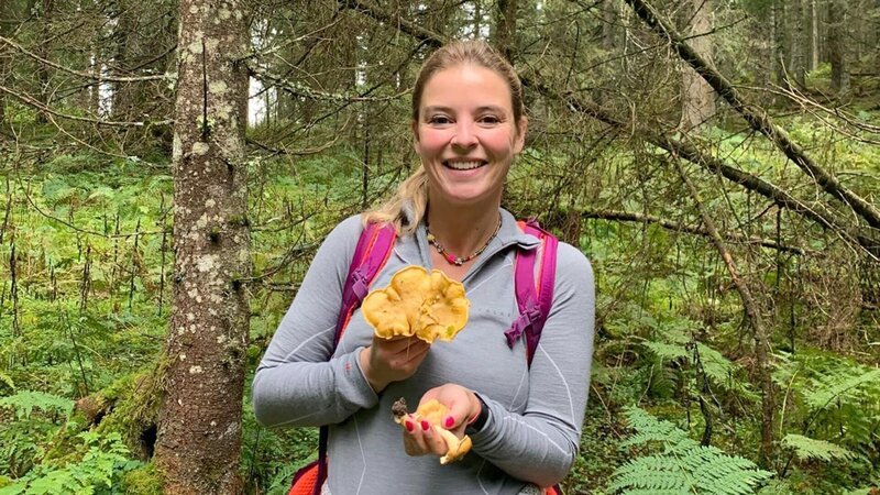 Christine Reiler beim Pilze sammeln im Wald. – Bild: ORF