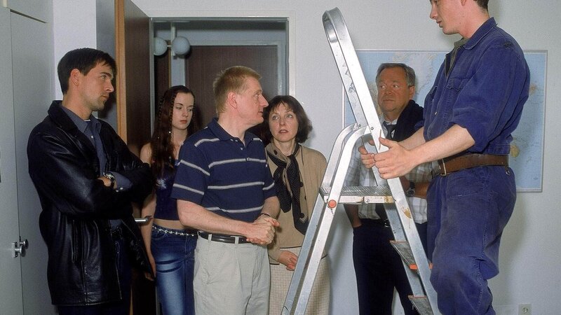 Der Besuch der Kriminalbeamten Bonhoff (Wolfgang Krewe, li.) und Kehler (Wolfgang Bathke, 2. v. re) wird von den Wuttkes mit Unverständnis aufgenommen. Klaus (Pierre Frank, 3.v.li.), Veronika (Irene Rindje, 3.v.re.) und Tochter Tina (Isabella Jantz, 2.v.li.) hatten bereits ausgesagt, den toten Inder nicht zu kennen. Andy Keil (Pierre Rene Müller, re.) wird Zeuge der Befragung. – Bild: RTL /​ Rolf Baumgartner