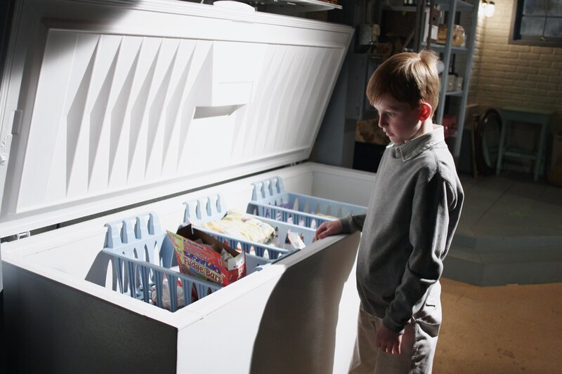 Parker (Zane Huett) entdeckt in Mrs. McCluskys Tiefkühltruhe ein Geheimnis, das langsam auftaut … – Bild: Ron Tom