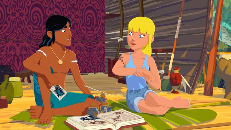 Auru (l.) ist stolz auf sein Werk. Er hat Clarissa (r.) ein traditionelles Tattoo auf den Arm gemalt. Leider stellt sich bald heraus, dass er das falsche Motiv gewählt und die falsche Tinte benutzt hat. Nur mit echten Krokodilstränen lässt sich das Tattoo wieder entfernen. – Bild: ZDF und Media Valley/​ Marzipan Films