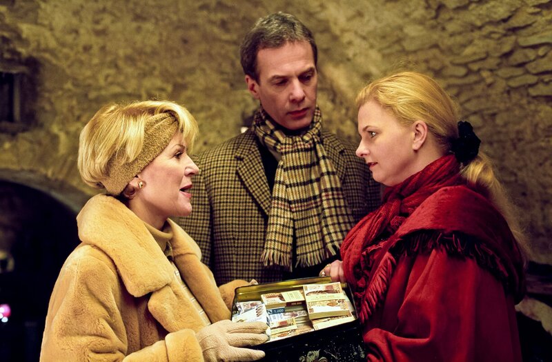 Das Geld ist gefunden (v.li.: Christiane Hörbiger, Istvan Hirtrling, Ulrike Beimpold). – Bild: ORF III