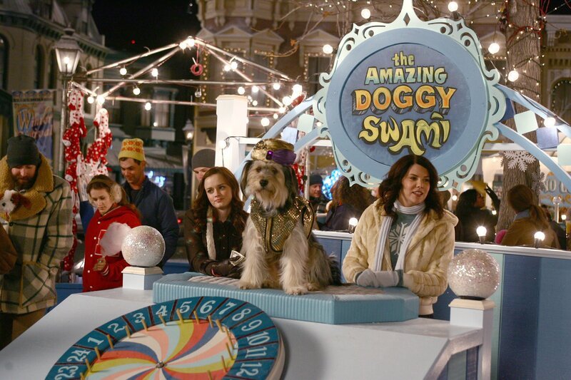 Da Lorelai (Lauren Graham, r.) neben ihrer Arbeit einen Stand auf dem Winterfest von Stars Hollow betreut, hat sie kaum Zeit für Luke. Der nutzt die Gelegenheit, um sich heimlich mit seiner Tochter April zu treffen … – Bild: Warner Brother International Television