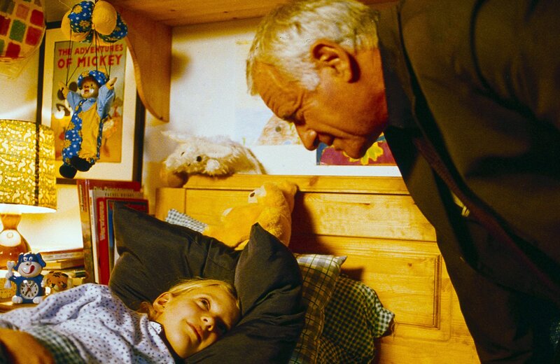 Arthur wünscht Elisabeth eine gute Nacht (v.li.: Paula Polak, Peter Bongartz). – Bild: ORF III