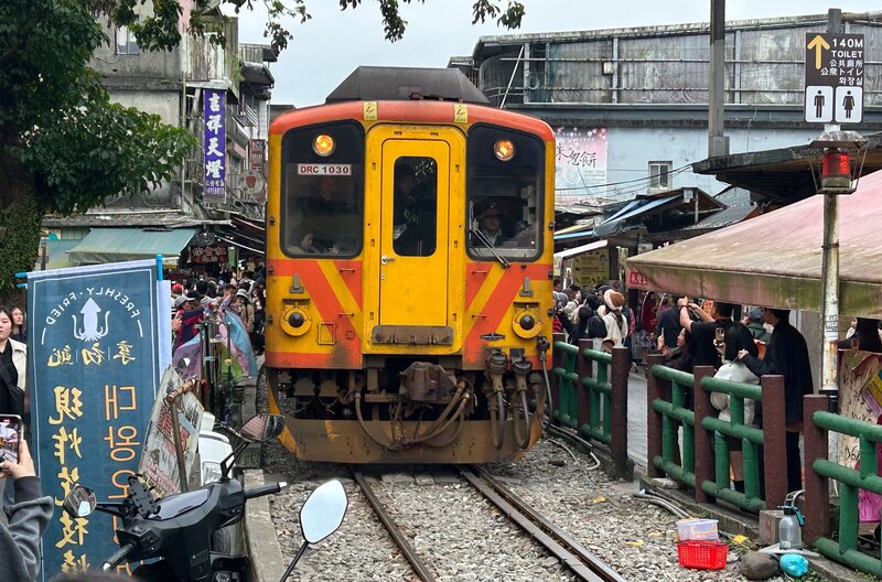 Die Pingxi-Line führt mitten durch Shifen – der Zug wird hier zum Star. Ursprünglich für den Kohletransport gebaut ist die Bahn heute eine reine Touristenbahn. – Bild: SWR/​Alexander Schweitzer