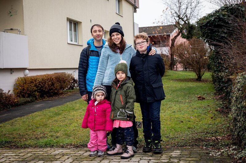 Familie Hehlen Basic: Mario Basic und Andrea Hehlen mit: v.l. Leia, Milusha, Leia und Nico – Bild: SRF/​Matthias Willi