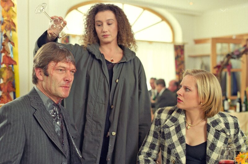 Lena Kamper „löst“ die Probleme mit ihrem Ex-Mann auf ihre Weise (v.li.: Alexander Strobele, Konstanze Breitebner, Heidelinde Teresina). – Bild: ORF III