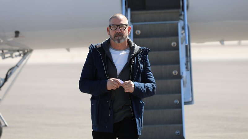 Grant Cardone just off his plane. – Bild: Discovery Communications, LLC Grant Cardone just off his plane. – Bild: Discovery Communications, LLC