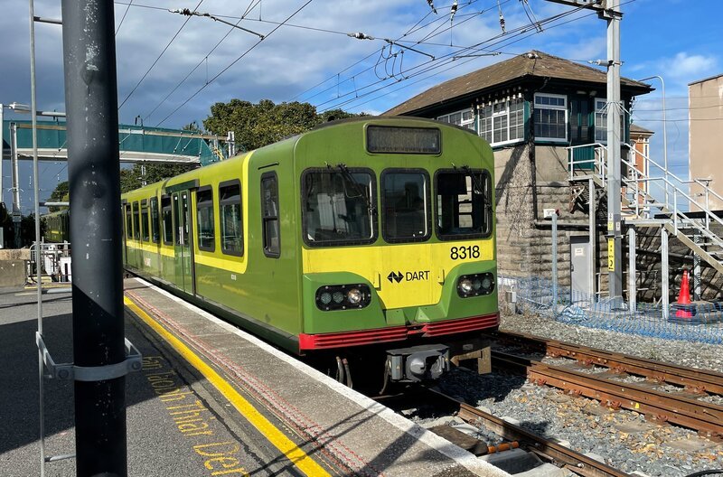 Nahverkehr in Bray. Neben dem IC verkehrt auch der elektrifizierte DART. Alle 10 Minuten geht es von hier nach Dublin. – Bild: SWR